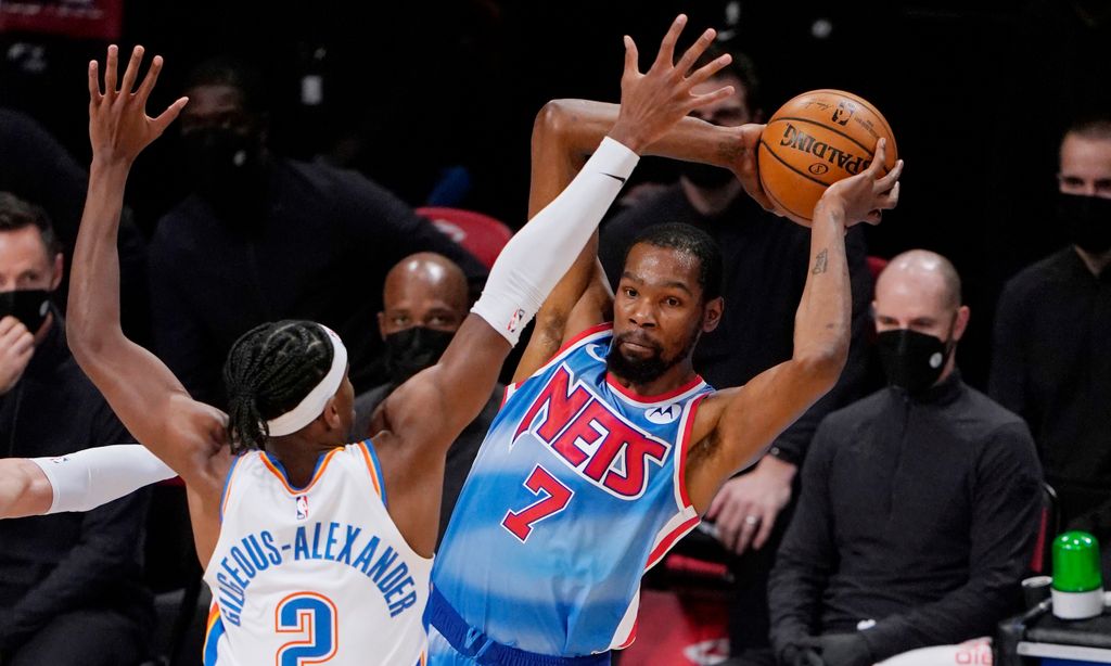 NBA: Kevin Durant e Gilgeous-Alexander em ação no Brooklyn Nets-Oklahoma City Thunder (Kathy Willens/AP)