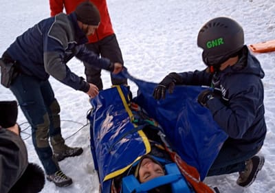 Mulher resgatada depois de cair de uma escarpa de seis metros na Serra da Estrela - TVI
