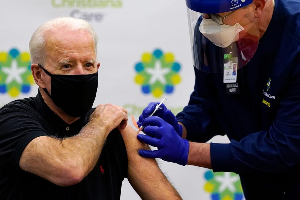 Joe Biden recebe a segunda dose da vacina