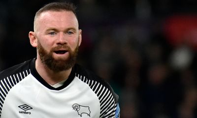 Incrível: Rooney lesiona jogador da própria equipa num treino - TVI