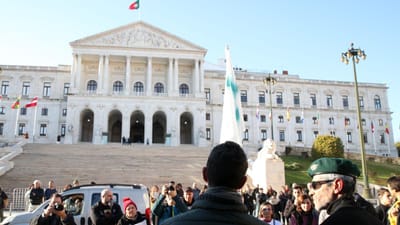 Covid-19: 100 pessoas manifestaram-se em Lisboa sem máscara ou distanciamento - TVI