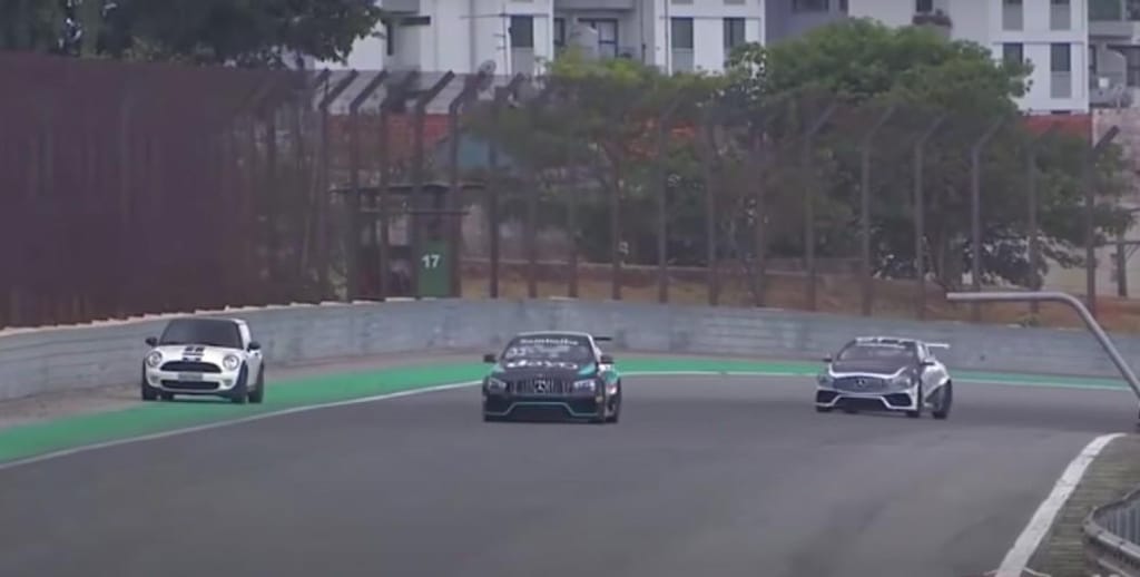Carro invade pista de corridas (Reprodução Youtube)