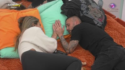 Savate e Joana dão as mãos na cama - Big Brother