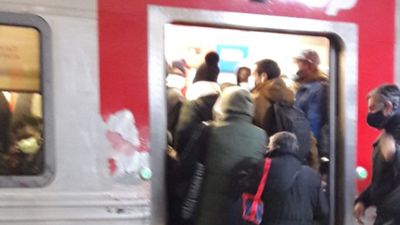 Imagens mostram comboios da Linha de Sintra completamente lotados em pleno confinamento - TVI