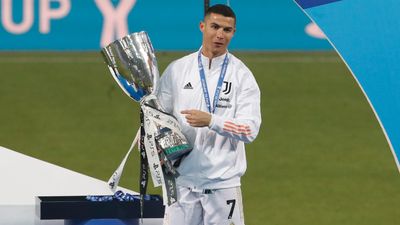 Cristiano Ronaldo exibe 31.º troféu: «Adoro esta sensação» - TVI