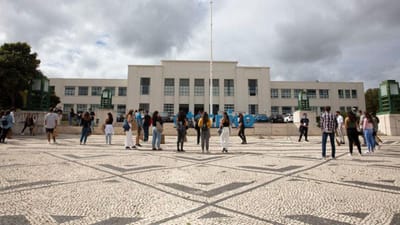 Jovens que fiquem a trabalhar em Portugal depois do ensino superior vão passar a ganhar "prémio salarial" - TVI