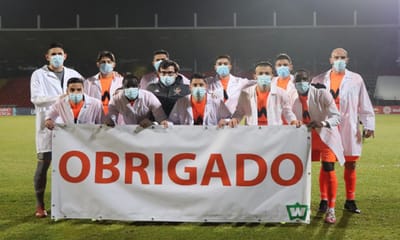 FOTO: Leixões entrou em campo de bata para homenagear profissionais de saúde - TVI