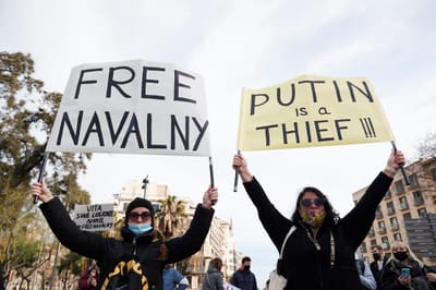 Mulher de Navalny entre os quase 400 manifestantes detidos na Rússia - TVI