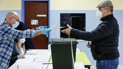 Presidenciais: descarga de votos antecipados motiva filas para votar em alguns pontos do país - TVI