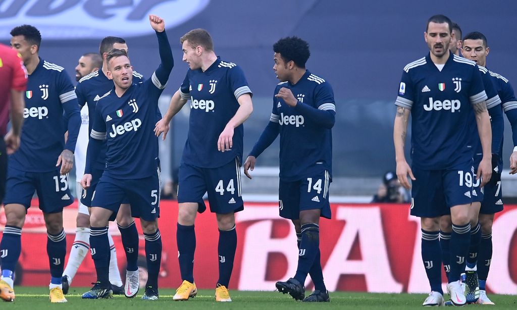 Arthur festeja o 1-0 no Juventus-Bolonha com a equipa (Fabio Ferrari/AP)