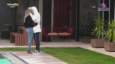 Savate e Joana beijam-se ao som de música romântica - Big Brother