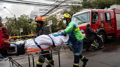 Incêndio de grandes dimensões obriga a evacuação de hospital em Santiago do Chile - TVI