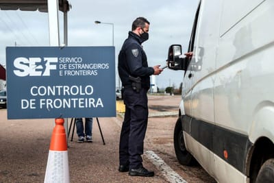 Condutor com mandado de detenção foge durante controlo do SEF na fronteira de Chaves - TVI