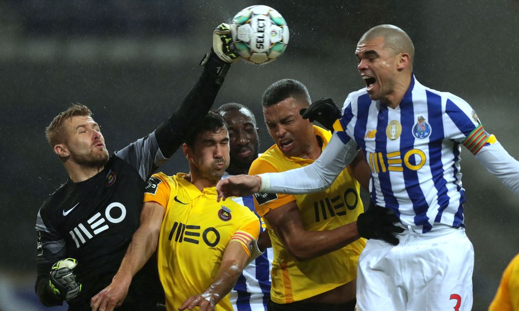 Lance entre Kieszek, Pepe, Marega, Aderllan e Tarantini no FC Porto-Rio Ave (Estela Silva/LUSA)
