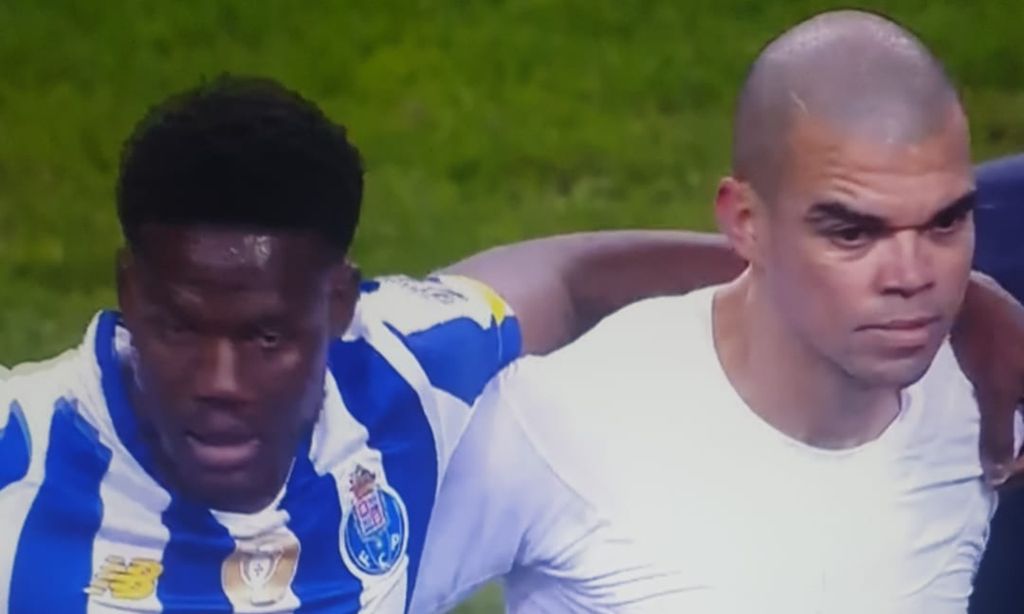 Pepe e Loum na roda após o FC Porto-Rio Ave