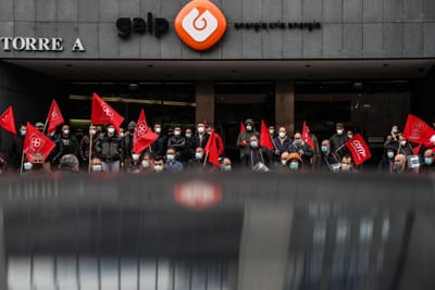 Dezenas de trabalhadores manifestam-se em Lisboa contra fecho da refinaria de Matosinhos - TVI