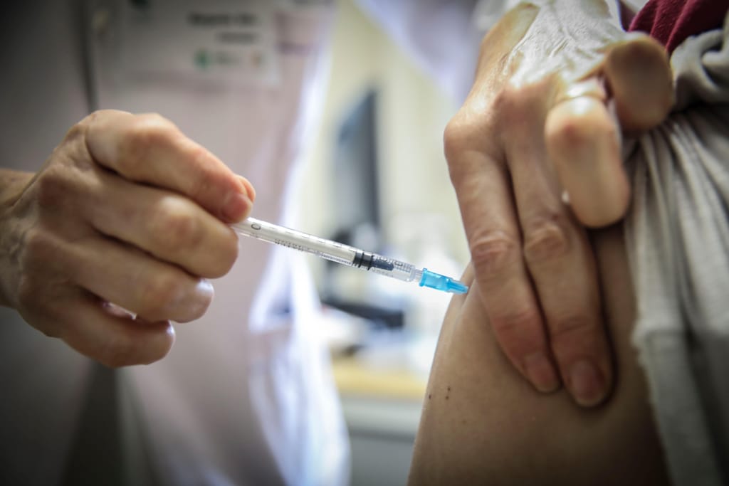 António Costa acompanha o processo de vacinação nos centros de saúde