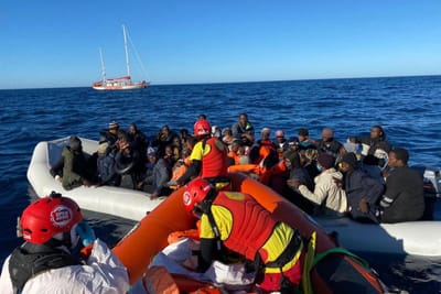 Navio Open Arms resgata 38 migrantes no Mediterrâneo - TVI