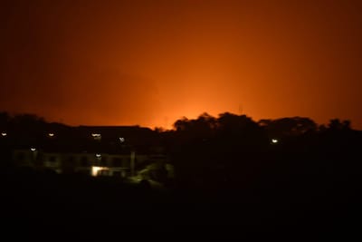 Várias explosões em Sesimbra na sequência de incêndio em barracão - TVI