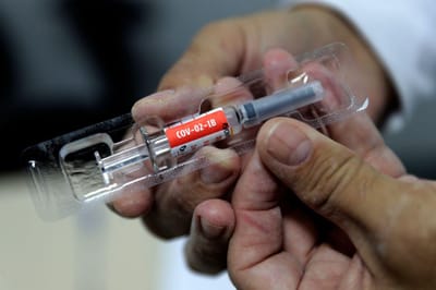 Covid-19: Hungria é o primeiro país da UE a imunizar cidadãos com vacina chinesa - TVI