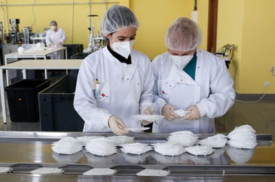 Covid-19: esta fábrica de máscaras portuguesa foi criada em 2020 e já exporta 25% da produção - TVI