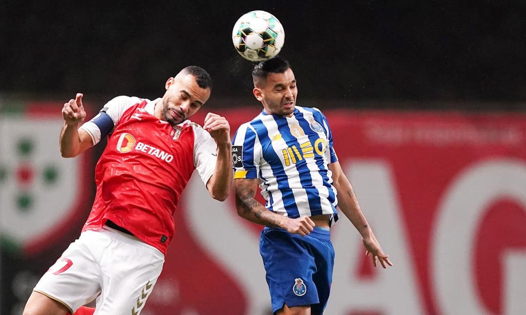 Lance entre Fransérgio e Corona no Sp. Braga-FC Porto (Hugo Delgado/LUSA)
