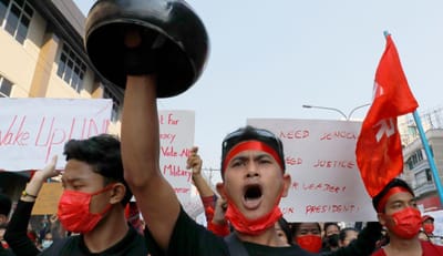 Myanmar: manifestantes ignoram lei marcial e continuam protestos - TVI