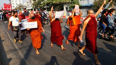 Papa pede a libertação imediata dos líderes políticos de Myanmar - TVI