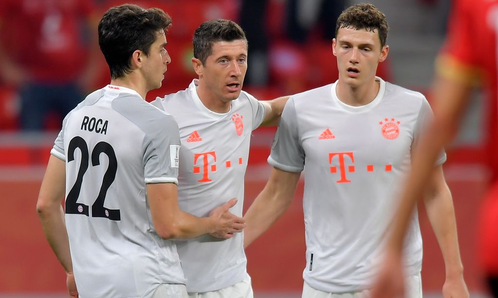 Robert Lewandowski festeja com Pavard e Marc Roca o primeiro dos dois golos da vitória do Bayern sobre o Al Ahly, na meia-final do Mundial de Clubes
