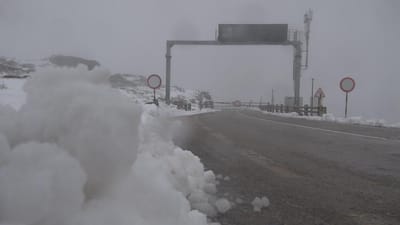 Neve fecha estradas no maciço central da serra da Estrela - TVI