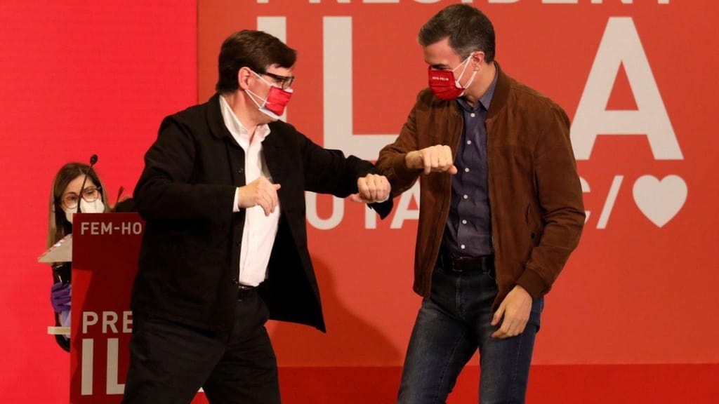 Pedro Sanchez, primeiro ministro espanhol, com Salvador Illa, candidato à presidência da Catalunha 
