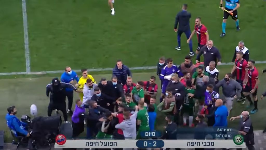 Confusão após o Maccabi Haifa-Hapoel Haifa em Israel