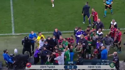 VÍDEO: confrontos graves entre jogadores após o dérbi de Haifa - TVI