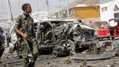 Explosão de carro-bomba na Somália mata três pessoas e fere oito em Mogadíscio - TVI