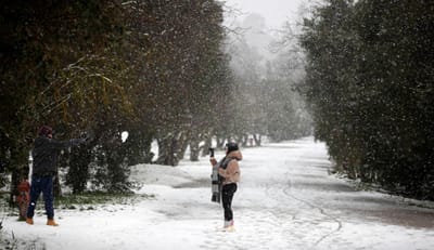 Cai neve em Atenas: Grécia atravessa frente fria - TVI