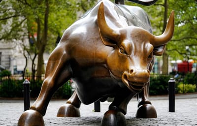Morreu o escultor italiano Arturo Di Modica, que esculpiu o touro de Wall Street - TVI