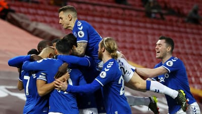 VÍDEO: Everton de André Gomes vence dérbi de Merseyside em Anfield - TVI