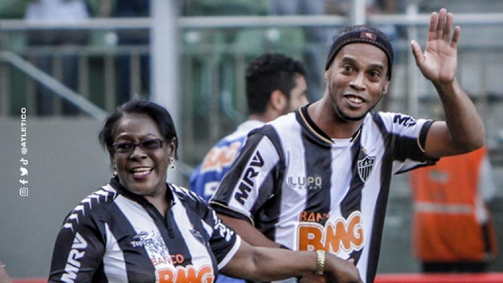 Ronaldinho Gaúcho com a mãe (foto Atlético Mineiro)