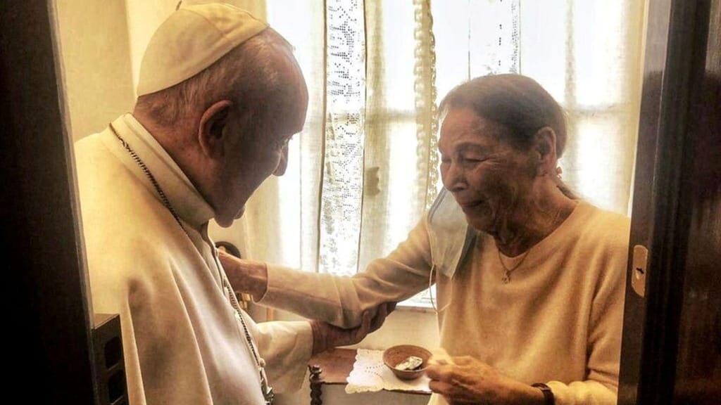 Papa visita sobrevivente do Holocausto
