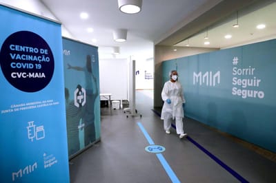 Covid-19: enfermeiros do SNS não chegam para a vacinação em massa - TVI