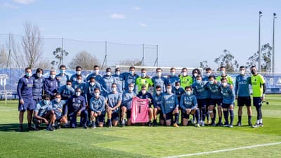 Equipa de futebol do FC Porto presta homenagem a Quintana - TVI