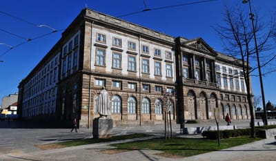 Universidade do Porto suspende professor por alegados comportamentos de assédio e discriminação - TVI