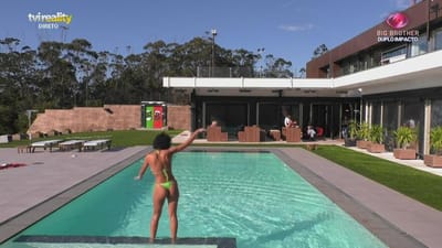 Jéssica F. aventura-se na piscina - Big Brother