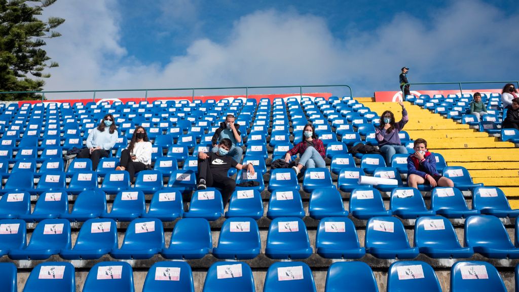 Adeptos no Santa Clara-Paços de Ferreira, no Estádio de São Miguel (Eduardo Costa/LUSA)