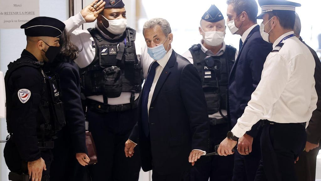 Nicolas Sarkozy, ex-presidente francês, em tribunal
