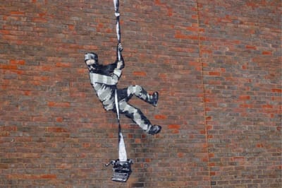 Será Banksy o autor desta obra que surgiu no muro de uma antiga prisão britânica? - TVI