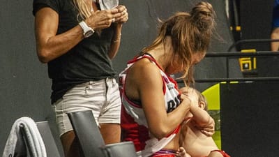 FOTOS: basquetebolista amamenta a filha durante jogo - TVI