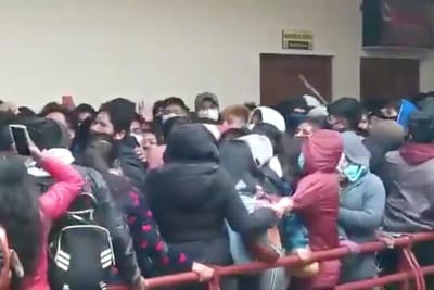 Sete alunos morrem em universidade boliviana após colapso de corrimão - TVI