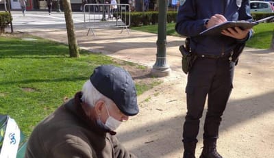 Publicação viral que mostra polícia a multar idoso é falsa, alerta PSP - TVI