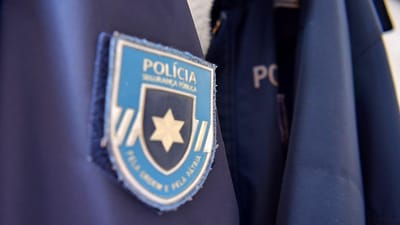 Agente da PSP de Leiria esfaqueado ao responder a ocorrência de violência doméstica. Vítima gritou pela janela para pedir ajuda - TVI